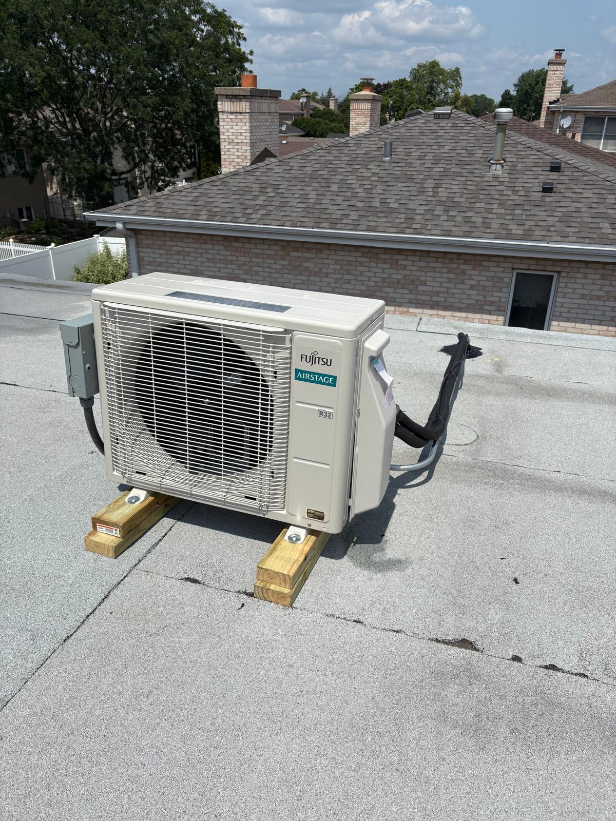 Side view of the Fujitsu outdoor condenser installation
